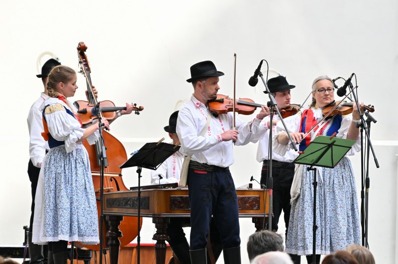 Cimbálová muzika Višňa z Ostrožské Lhoty.