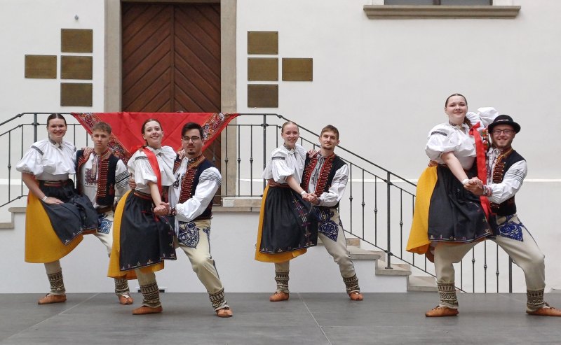 Sedmikvítek si zatančil i s chlapci z Ostrožanu.