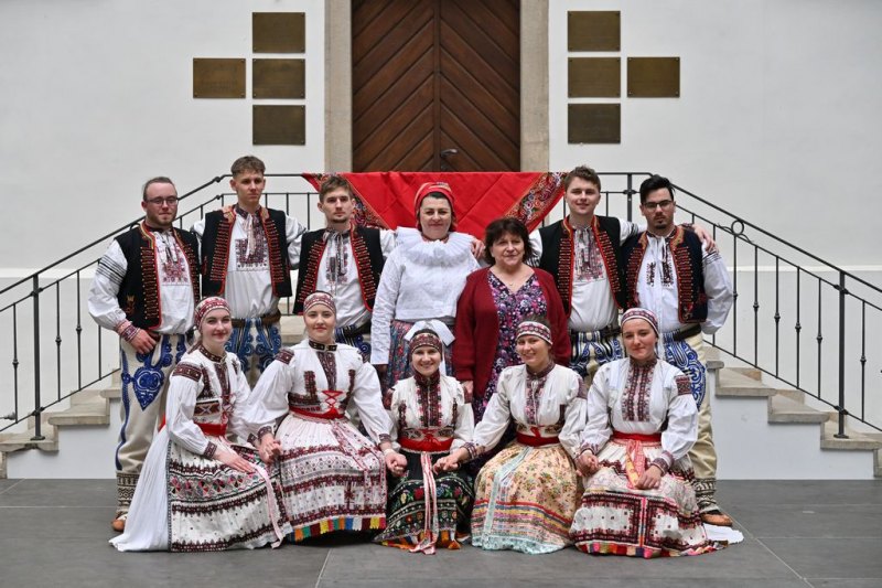 Soubor Ostrožan se svou vedoucí a p.uč. I.F.