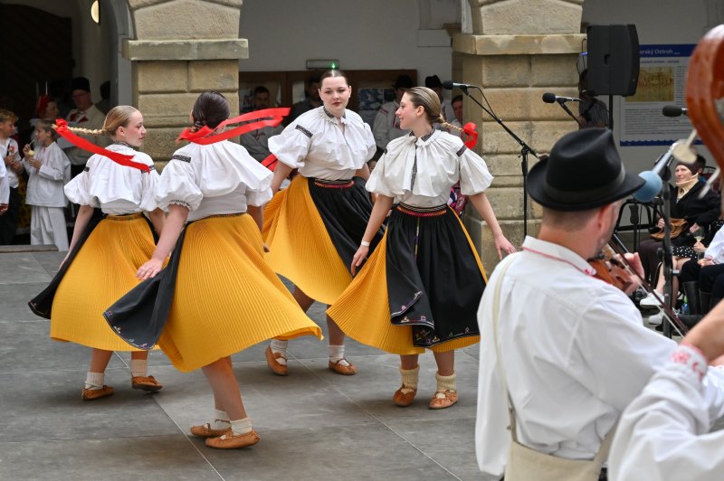 Sedmikvítek doprovází cimbálová muzika.